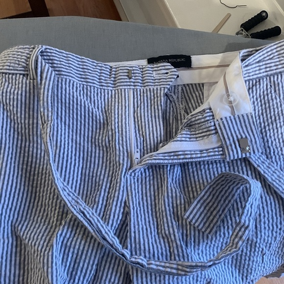 Size 6 Banana Republic seersucker shorts with tie belt. Like new. - Picture 4 of 4